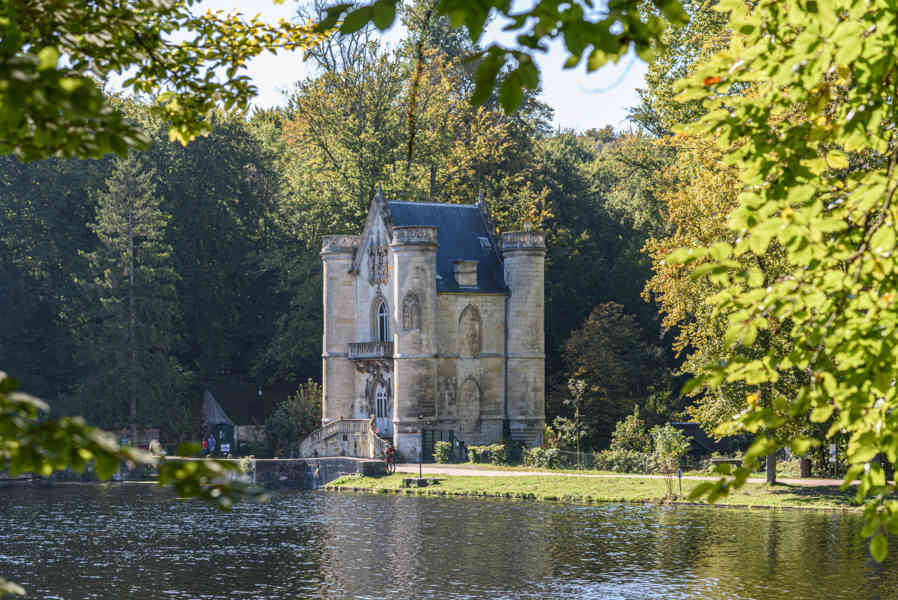 Francia - Chantilly 48 - Étangs de Commelles - castillo de la Reina Blanca.jpg